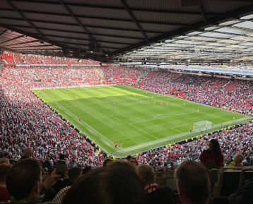 Hoekzicht van Old Trafford tijdens een Manchester United-wedstrijd