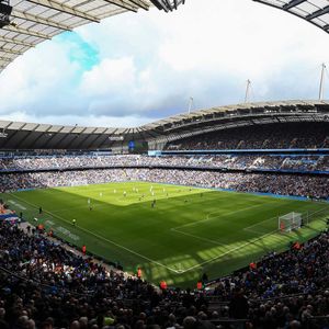 Eckansicht des Etihad Stadium während eines Manchester City Spiels