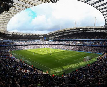Eckansicht des Etihad Stadium während eines Manchester City Spiels