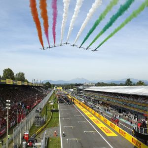 Vliegtuigen vliegen over en verspreiden rode, witte en groene rook tijdens de GP van Monza