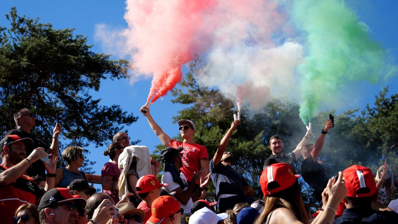 Fumée verte, blanche et rouge sur une tribune de Monza