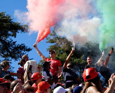 Grüner, weißer und roter Rauch auf einer Tribüne in Monza