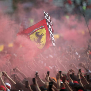 Een menigte gehuld in rode rook hijst een Ferrari-vlag tijdens de GP van Monza