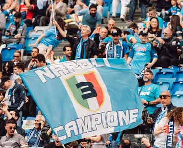 SSC Napoli-Fan schwenkt eine Vereinsflagge auf der Tribüne im Stadio Diego Armando Maradona