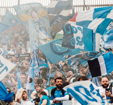 Aficionados del SSC Napoli animando en el Stadio Diego Armando Maradona