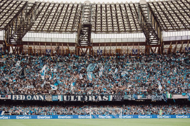 SSC Napoli-speler in actie in het Stadio Diego Armando Maradona