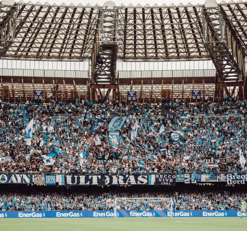 SSC Napoli-speler in actie in het Stadio Diego Armando Maradona