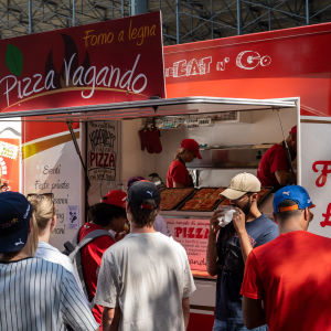 Pizza von den Imbisswagen beim GP Italien