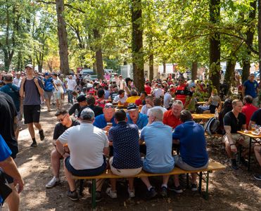Des fans prennent un verre à côté de la piste de Monza