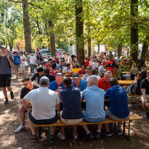 Fans genießen ein Getränk neben der Rennstrecke von Monza