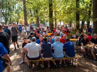 Fans genieten van een drankje naast het circuit van Monza