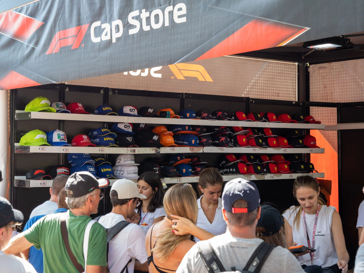Boutique de casquettes F1 sur le circuit de Monza