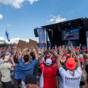 Die Fanzone auf der Rennstrecke von Monza mit Live-DJ-Performance
