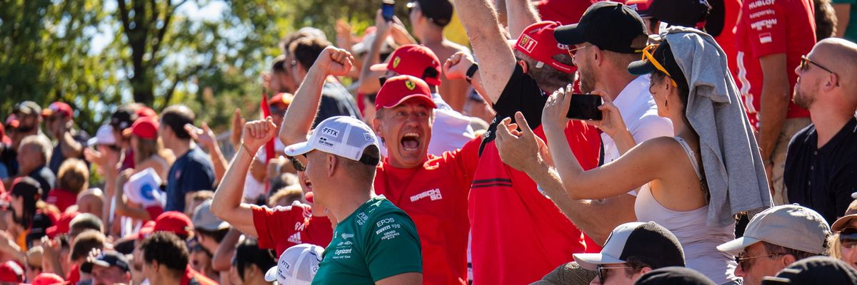Fans de Formule 1 applaudissant dans les tribunes du Grand Prix de Monza