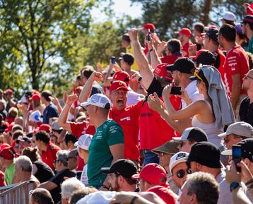 Formel-1-Fans jubeln auf der Tribüne beim Grand Prix von Monza