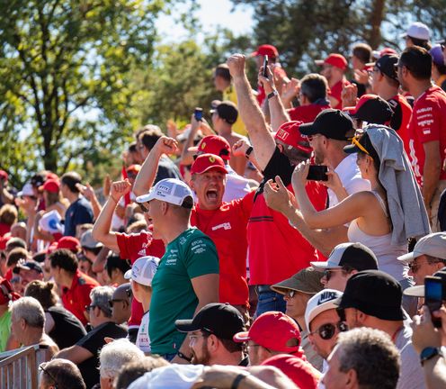 Formula 1-fans juichen op de tribune tijdens de Grand Prix van Monza