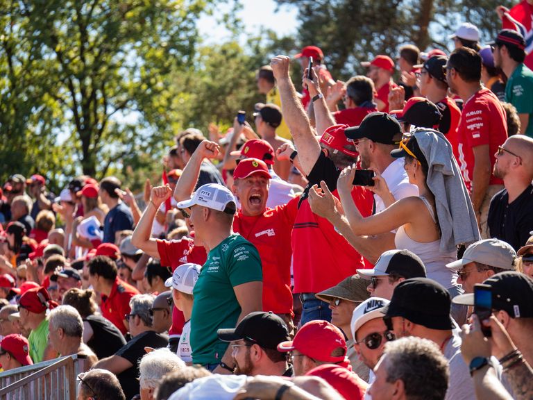 Formel-1-Fans jubeln auf der Tribüne beim Grand Prix von Monza