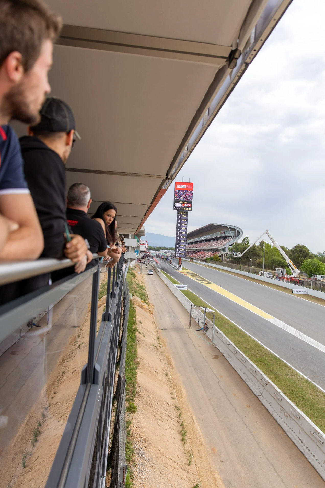 Desde la terraza del Panorama Village se ve la recta principal del Circuit de Barcelona-Catalunya