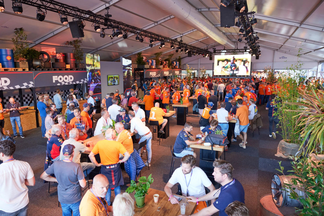 Aficionados en la zona de hospitalidad de Race Home en el circuito de Zandvoort