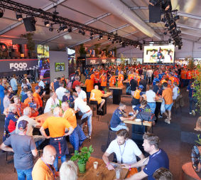 Aficionados en la zona de hospitalidad de Race Home en el circuito de Zandvoort