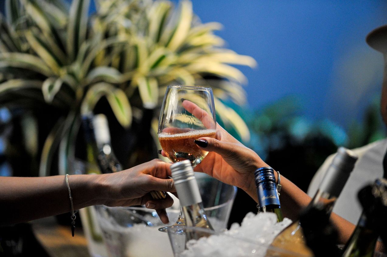 Una copa de vino servida en el Grand Prix Club del GP de Brasil