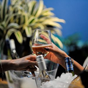 Una copa de vino servida en el Grand Prix Club del GP de Brasil