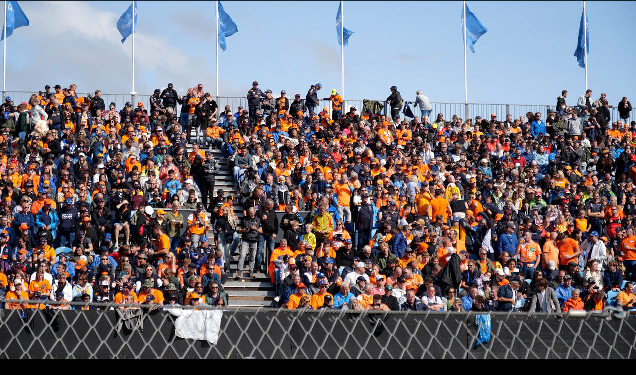Het publiek draagt oranje tijdens de GP van Nederland