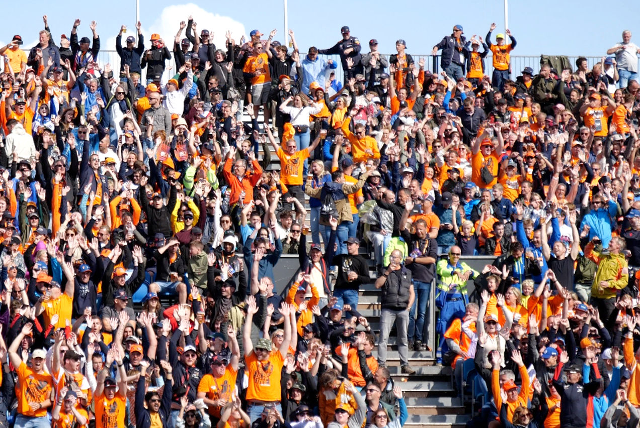 Het Oranje Leger juicht vanaf de tribunes bij de GP van Nederland