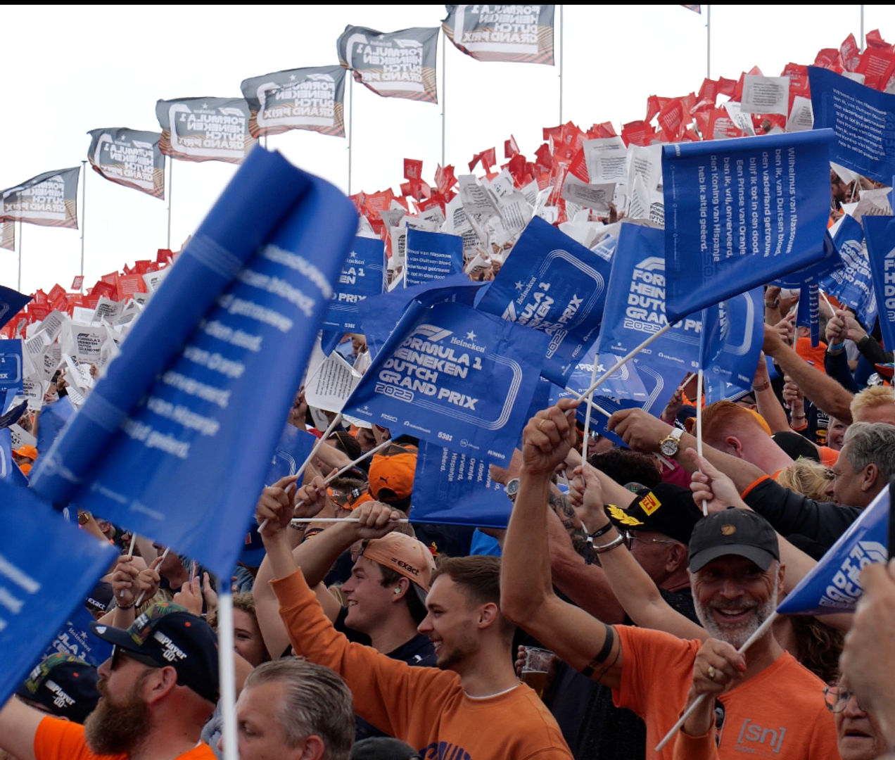 Het publiek juicht voor Max Verstappen tijdens de GP van Nederland