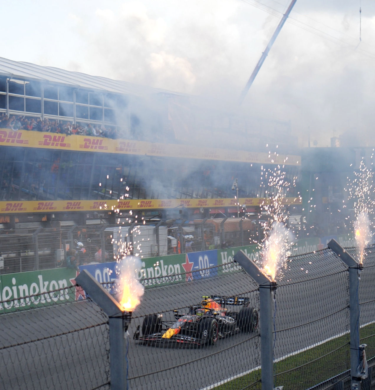Een Red Bull F1 raceauto komt over de finish tijdens de GP van Nederland