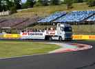 Invitados de F1 Experiences en la parte trasera de un camión durante la visita guiada al circuito de Hungaroring