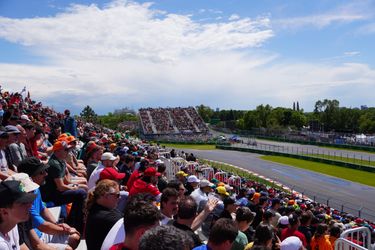 Aficionados en la tribuna 24 del Circuito Gilles Villeneuve