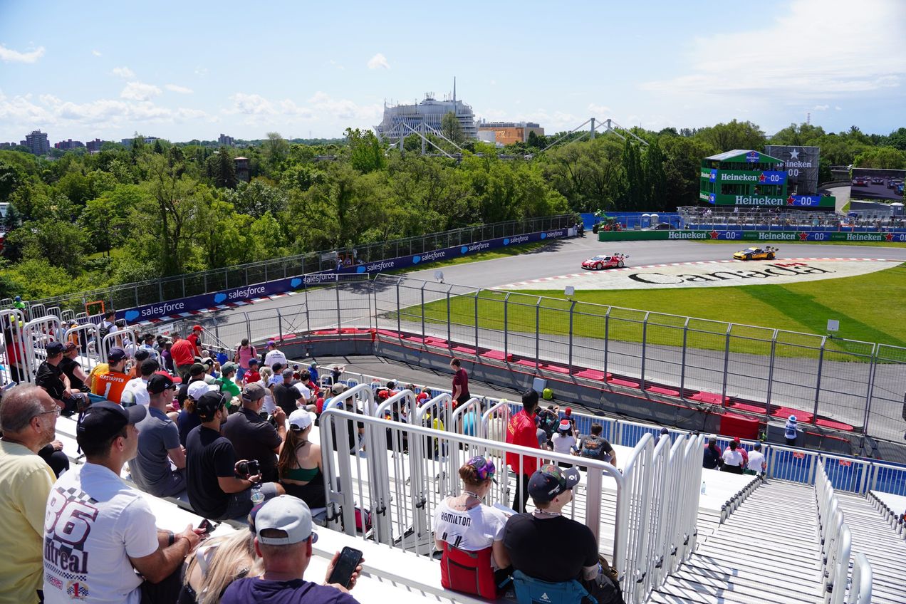 Voitures en course près de la tribune 31 au GP du Canada