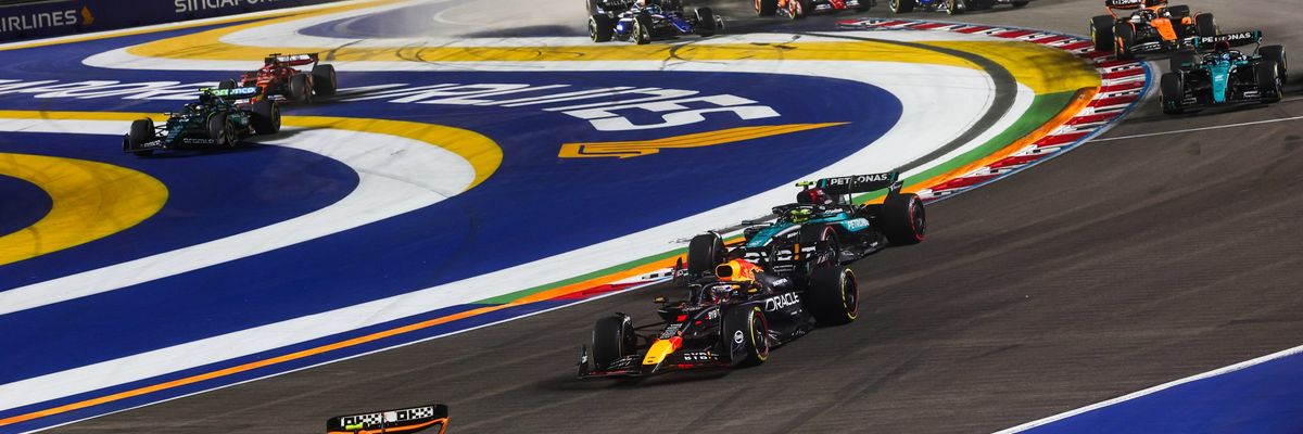 Les voitures de course de F1 s'élancent à toute allure dans les virages du GP de Singapour