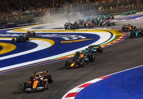 F1-Rennwagen rasen beim GP von Singapur um die Kurven