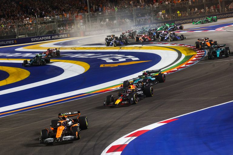 F1-Rennwagen rasen beim GP von Singapur um die Kurven