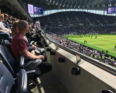 Tottenham Hotspur-Fans auf der Tribüne im Tottenham Hotspur Stadium