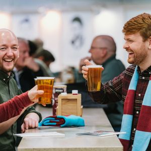 West Ham United fans genieten van drankjes in een hospitality lounge op London Stadium