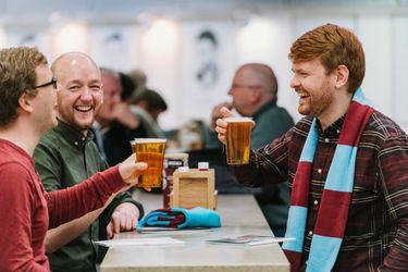 West Ham United Fans genießen Getränke in einer Hospitality-Lounge im London Stadium