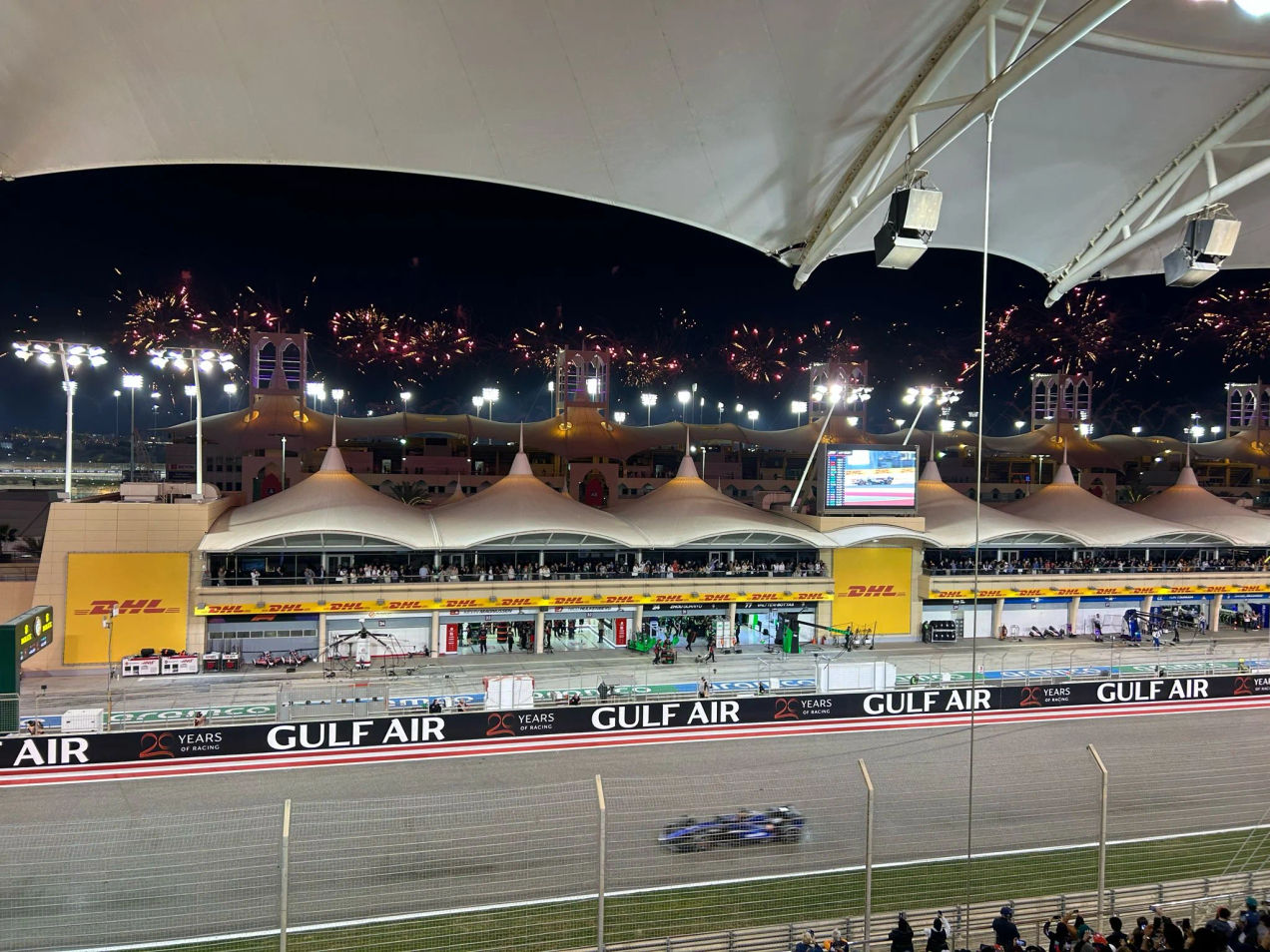 Vue de nuit de la tribune principale du circuit international de Bahreïn - GP de Bahreïn